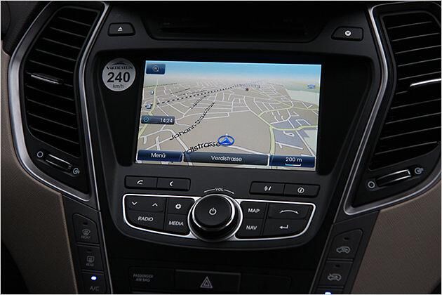 Das Navi mit großem Display ist in der Premiumvariante ebenso ab Werk an Bord wie AUX- und USB-Anschlüsse