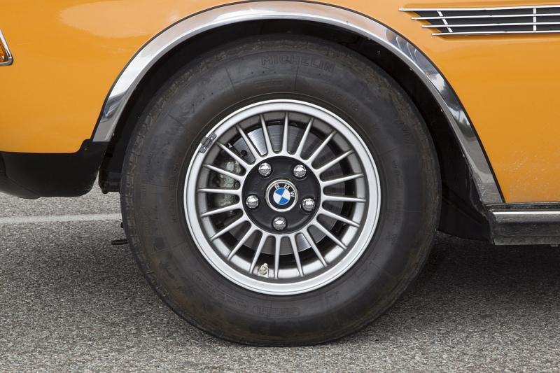 BMW 3.0 CSL: Chromleisten über den Michelin-Reifen im Format 205/70 VR 14