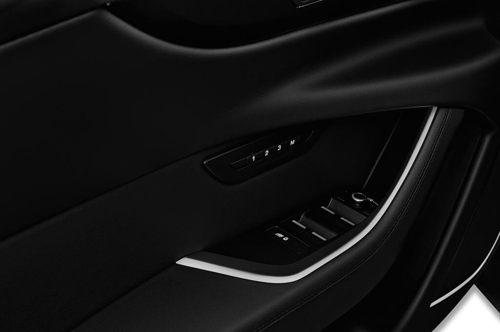 Jaguar XE (Baujahr 2020) S 4 Türen Bedienungselemente Tür