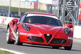 Europäische Erstkunden auf exklusiver Italien-Reise zum Alfa Romeo 4C