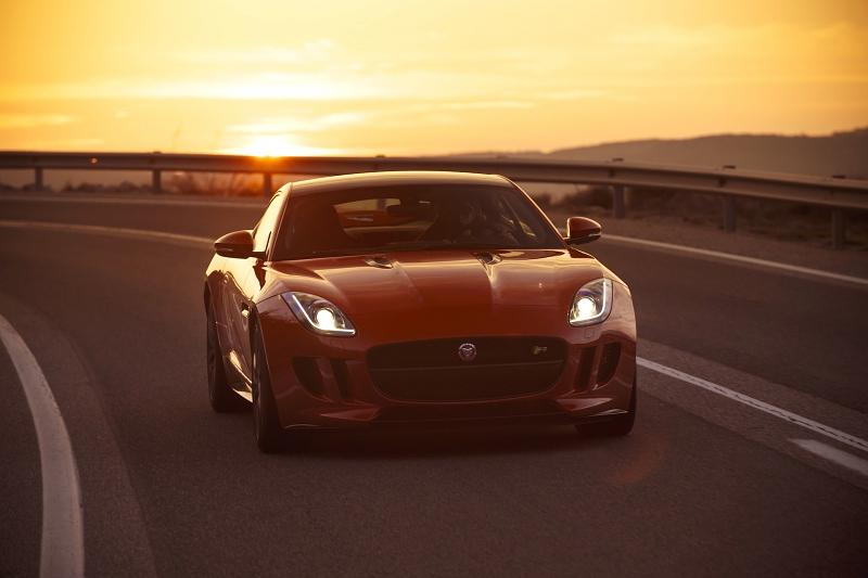 Das Chassis des Jaguar F-Type Coupé V8R ist verwindungssteifer als das des Cabrios