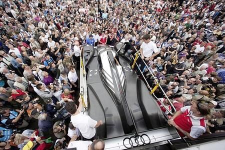 Audi präsentiert den neuen R18 im Stadtverkehr von Le Mans