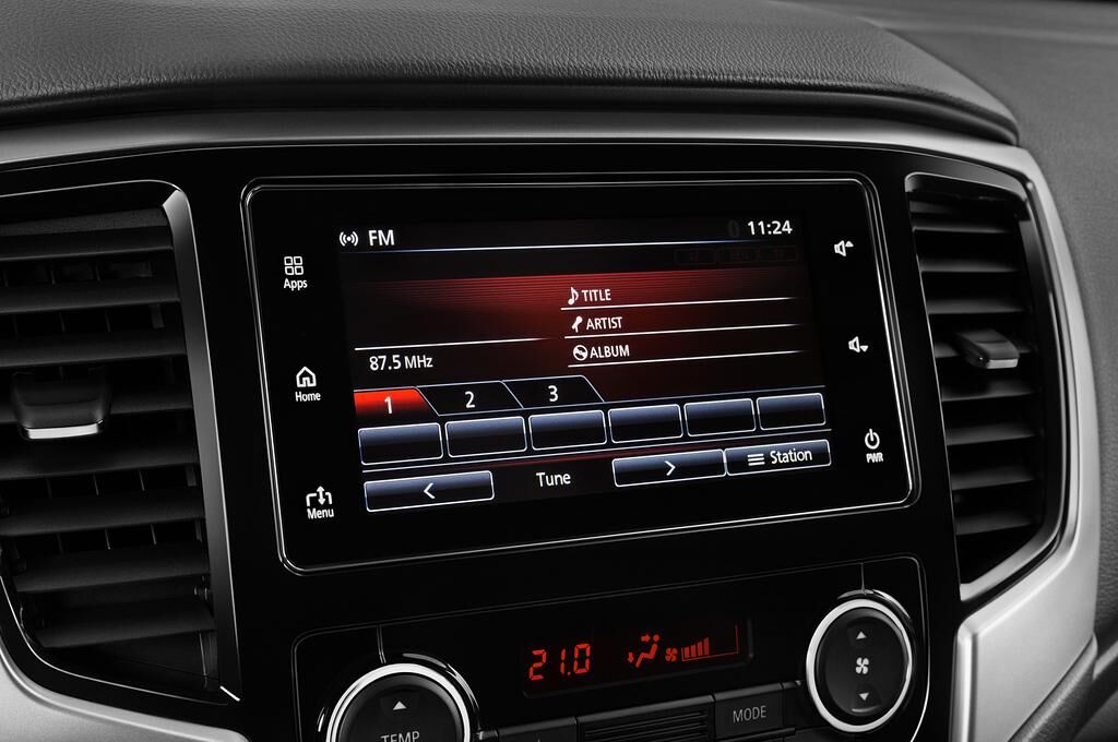 Mitsubishi L200 (Baujahr 2020) Basis 4 Türen Radio und Infotainmentsystem