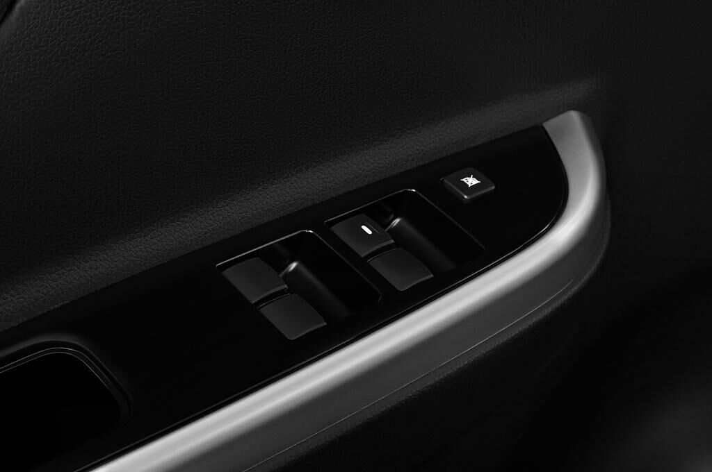 Mitsubishi L200 (Baujahr 2020) Basis 4 Türen Bedienungselemente Tür