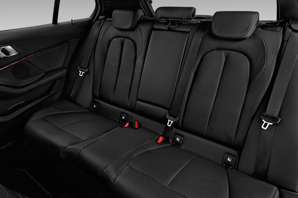 BMW 1 Series (Baujahr 2020) Sport Line 5 Türen Rücksitze