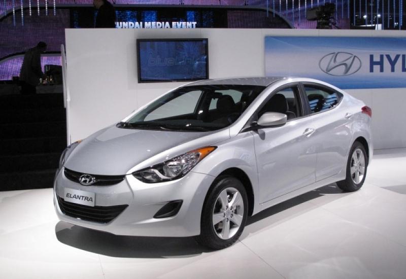 Hyundai Elantra: 2012 war der sportliche Koreaner noch Auto des Jahres in den USA. Hierzuland besetzt die i30 inzwischen seine Plätze im Autohaus.