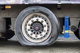 Greifus lässt LKW-Reifen sicher schweben
