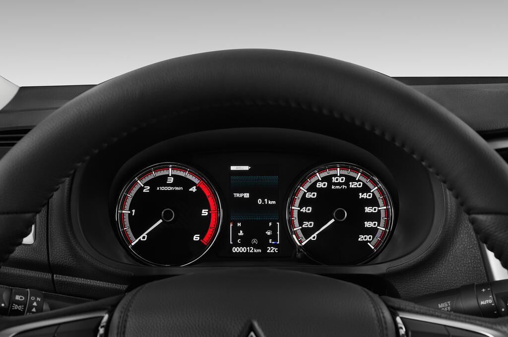 Mitsubishi L200 (Baujahr 2020) Top 2 Türen Tacho und Fahrerinstrumente