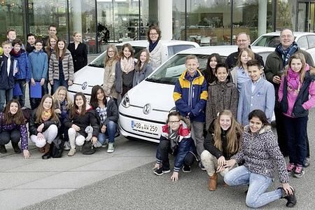 Mädchen und Jungen der Neuen Schule erleben Elektromobilität