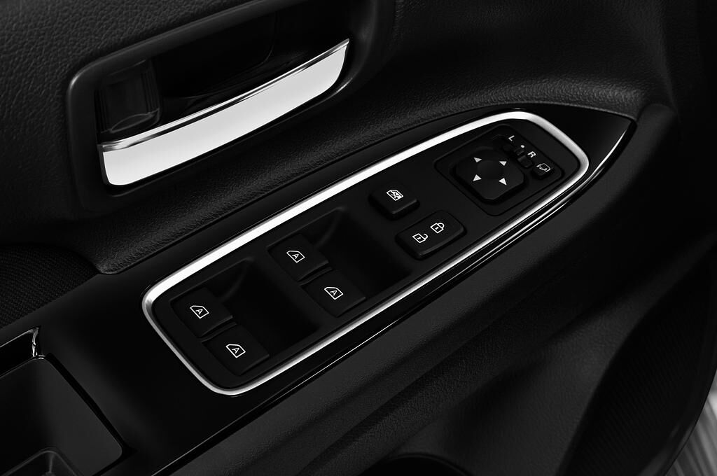 Mitsubishi Outlander PHEV (Baujahr 2020) Basis 5 Türen Bedienungselemente Tür