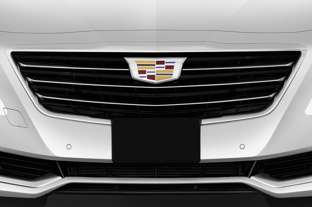 Cadillac CT6 (Baujahr 2019) Luxury 4 Türen Kühlergrill und Scheinwerfer
