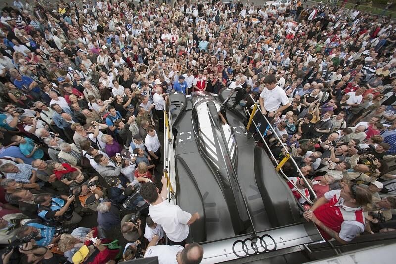 Audi präsentierte seinen WEC-Renner in der Innenstadt von Le Mans