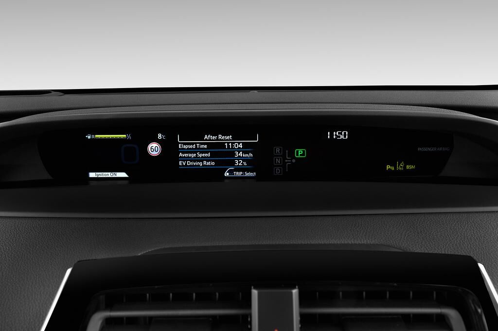 Toyota Prius (Baujahr 2019) Executive 4 Türen Tacho und Fahrerinstrumente