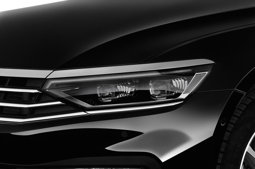 Volkswagen Passat Variant (Baujahr 2020) Business 5 Türen Scheinwerfer