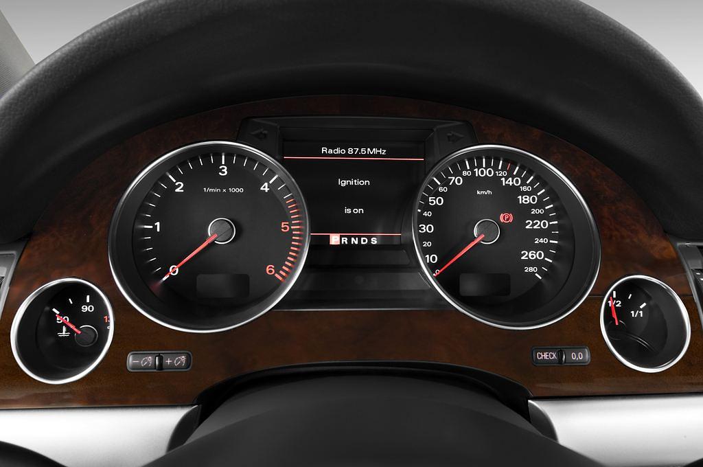 Audi A8 L (Baujahr 2010) - 4 Türen Tacho und Fahrerinstrumente