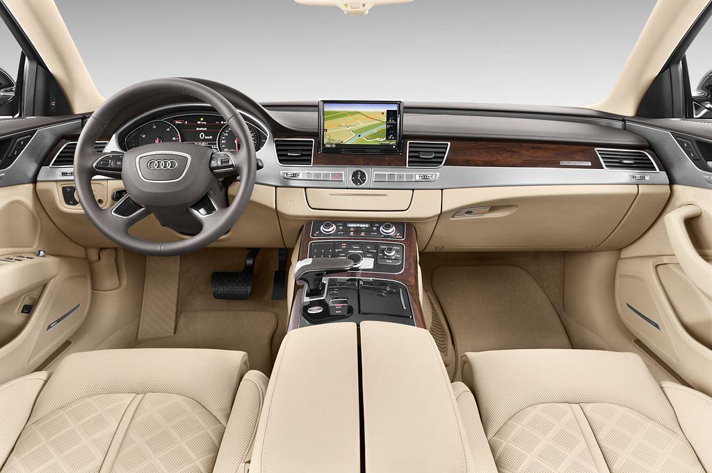 Audi A8 L W12 (Baujahr 2013) - 4 Türen Cockpit und Innenraum