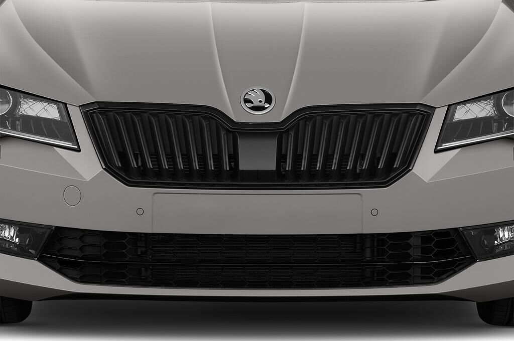 Skoda Superb Combi (Baujahr 2019) Sportline 5 Türen Kühlergrill und Scheinwerfer