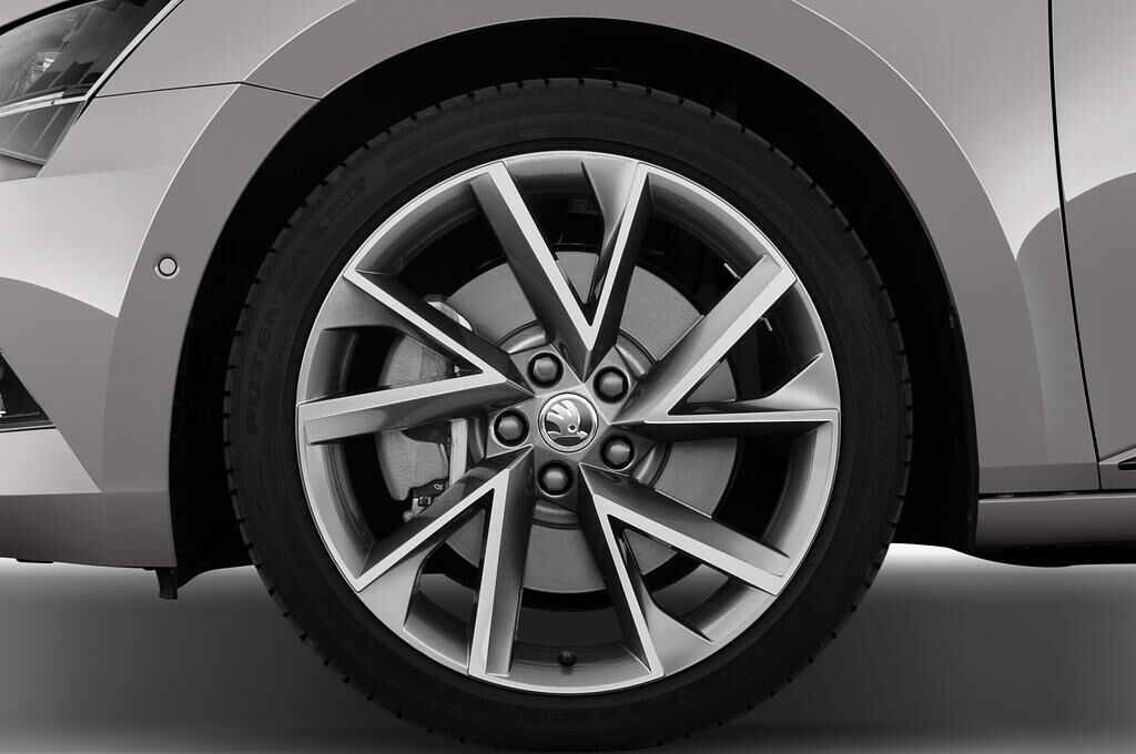 Skoda Superb Combi (Baujahr 2019) Sportline 5 Türen Reifen und Felge