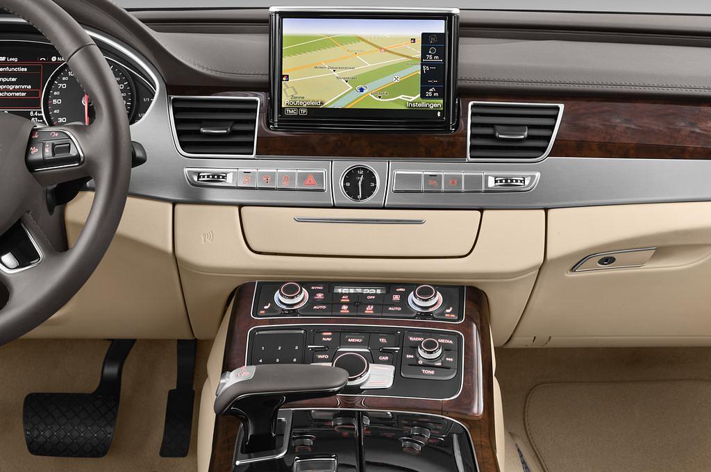 Audi A8 L W12 (Baujahr 2013) - 4 Türen Mittelkonsole