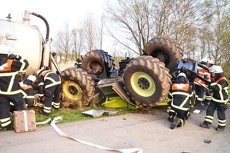 Glück im Unglück: Traktorfahrer nur leicht verletzt