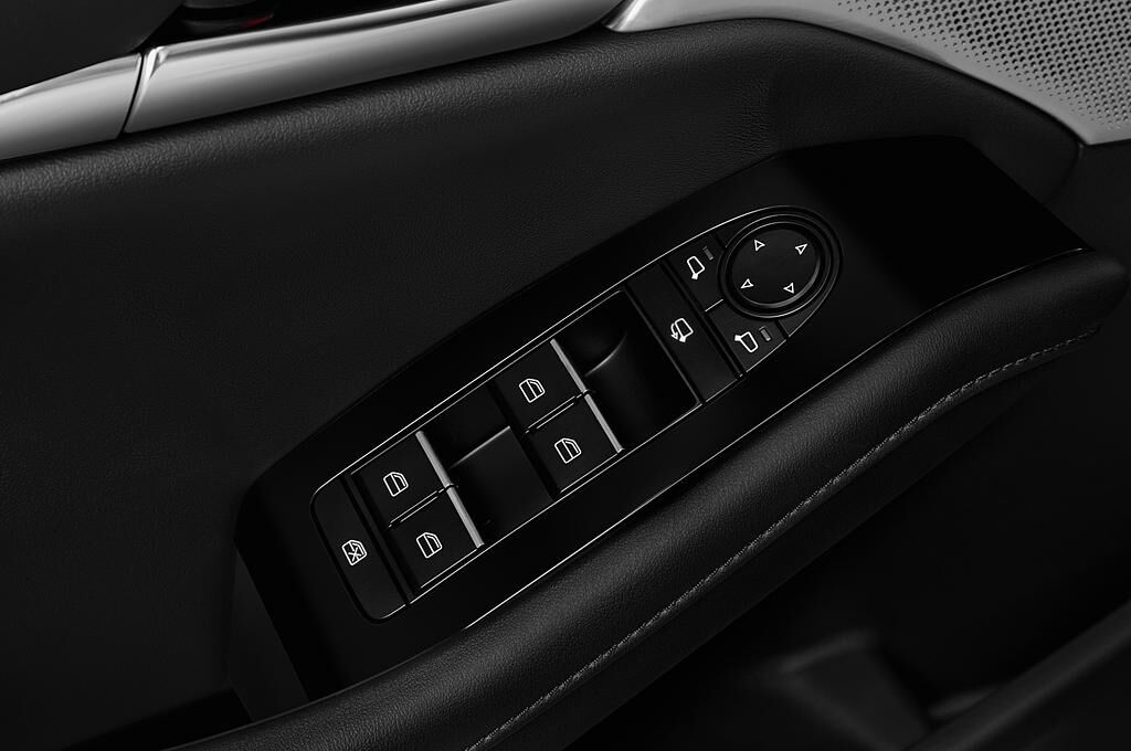 Mazda Mazda3 (Baujahr 2019) Selection 5 Türen Bedienungselemente Tür