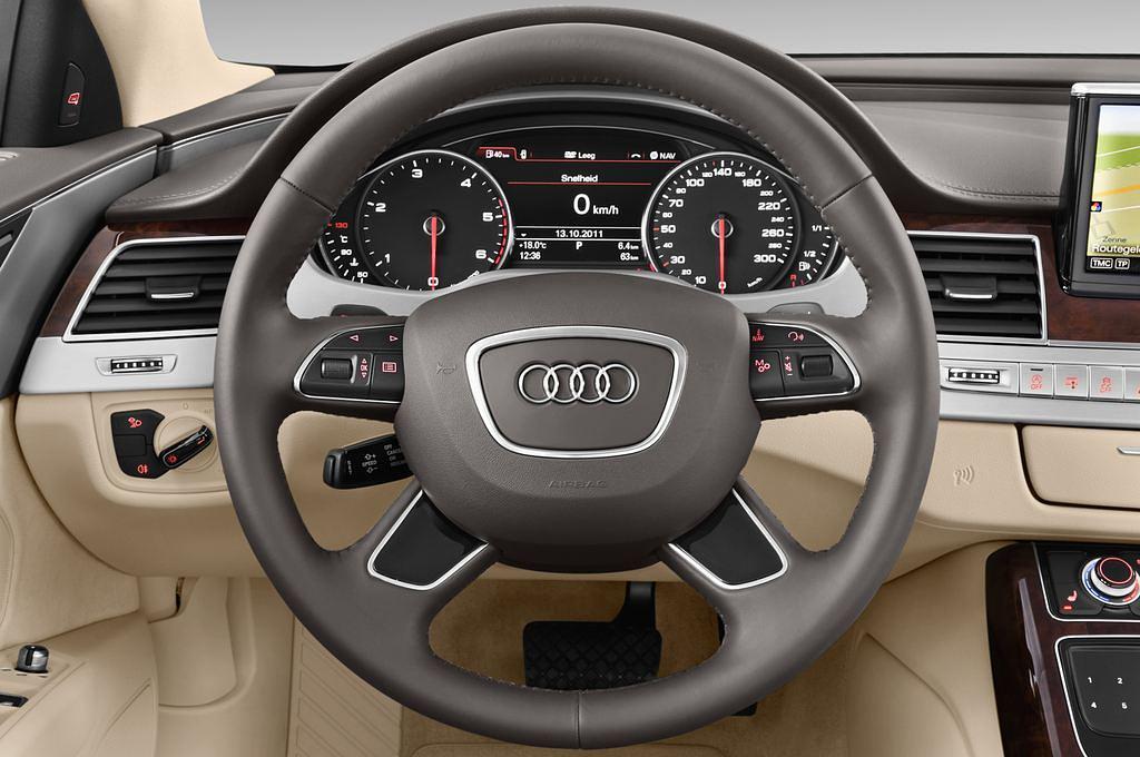Audi A8 L W12 (Baujahr 2013) - 4 Türen Lenkrad