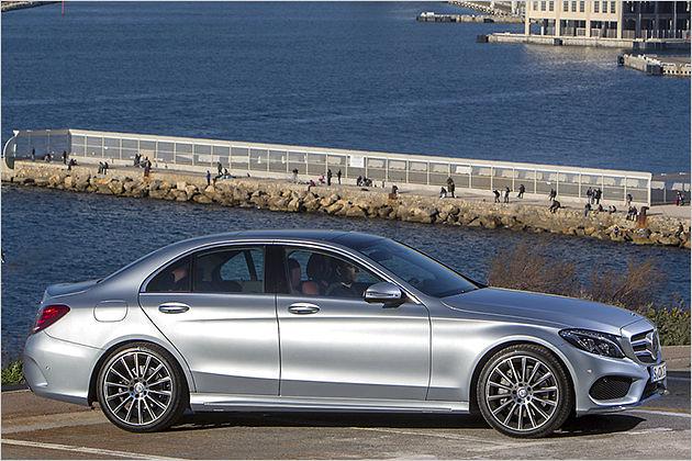 Die Mittelklasse-Limousine ist nun knapp zehn Zentimeter länger, aber dank Alu-Hybrid-Karosse sogar leichter