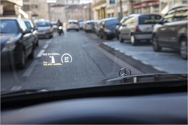 Erstmals zu haben: Das Head-up-Display. Praktisch, aber für satte 1.178 Euro Aufpreis auch ganz schön teuer