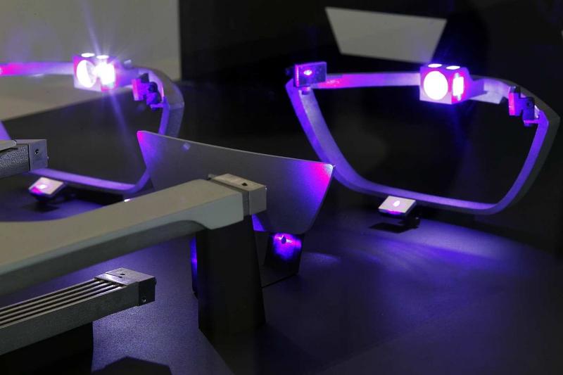 ... gebündelt über spezielle Optiken auf einen gelben Phosphor-Leuchtstoff.