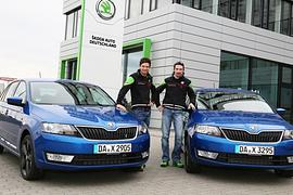 Skoda Werksfahrer Sepp Wiegand und Frank Christian freuen sich über Rapid Spaceback