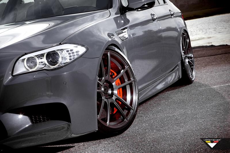 Der Vorsteiner BMW F10 M5 steht auf 21-Zoll-Walzen
