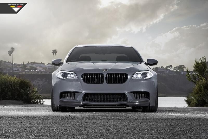 Der Vorsteiner BMW F10 M5 hat eine deutliche Präsenz im Rückspiegel