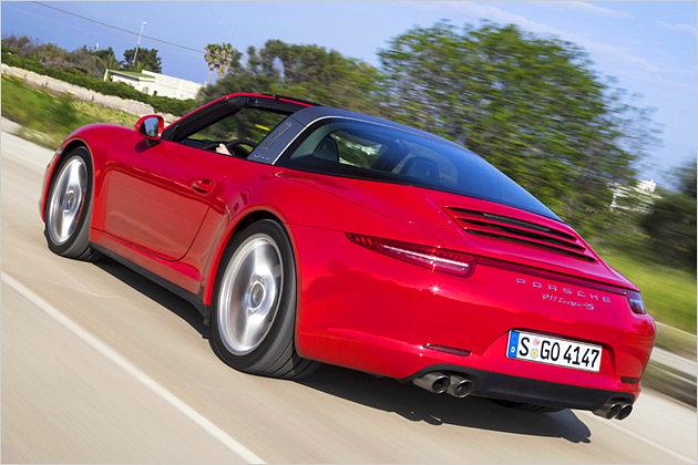 Statt des großen Glasschiebedachs der letzten Targa-Versionen weist der neue Targa wieder ein herausnehmbares Mittelteil auf