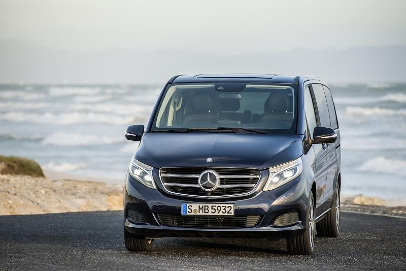 Die markante Frontgestaltung betont die Verwandtschaft mit den Pkw-Limousinen von Mercedes-Benz.