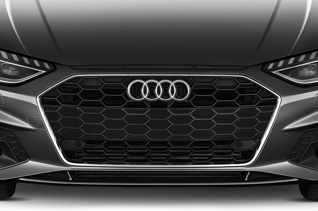 Audi A4 Avant (Baujahr 2020) S Line 5 Türen Kühlergrill und Scheinwerfer