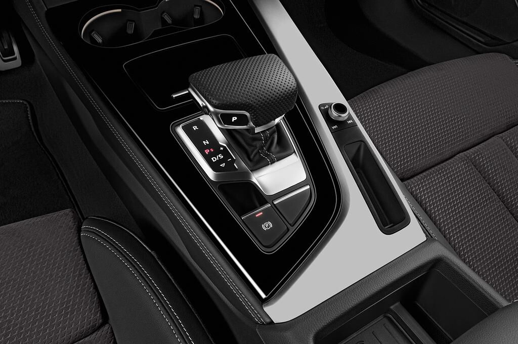 Audi A4 Avant (Baujahr 2020) S Line 5 Türen Schalthebel