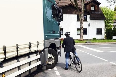 Beim Abbiegen müssen Brummis Schritttempo fahren