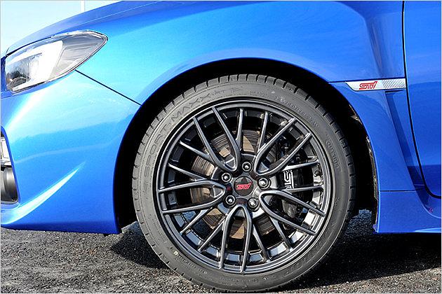 Die Reifen im Format 245/40 R18 sind eine Spezialentwicklung von Dunlop für den WRX STI