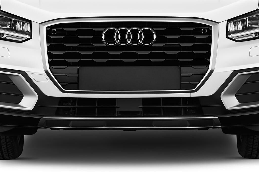 Audi Q2 (Baujahr 2017) Sport 5 Türen Kühlergrill und Scheinwerfer