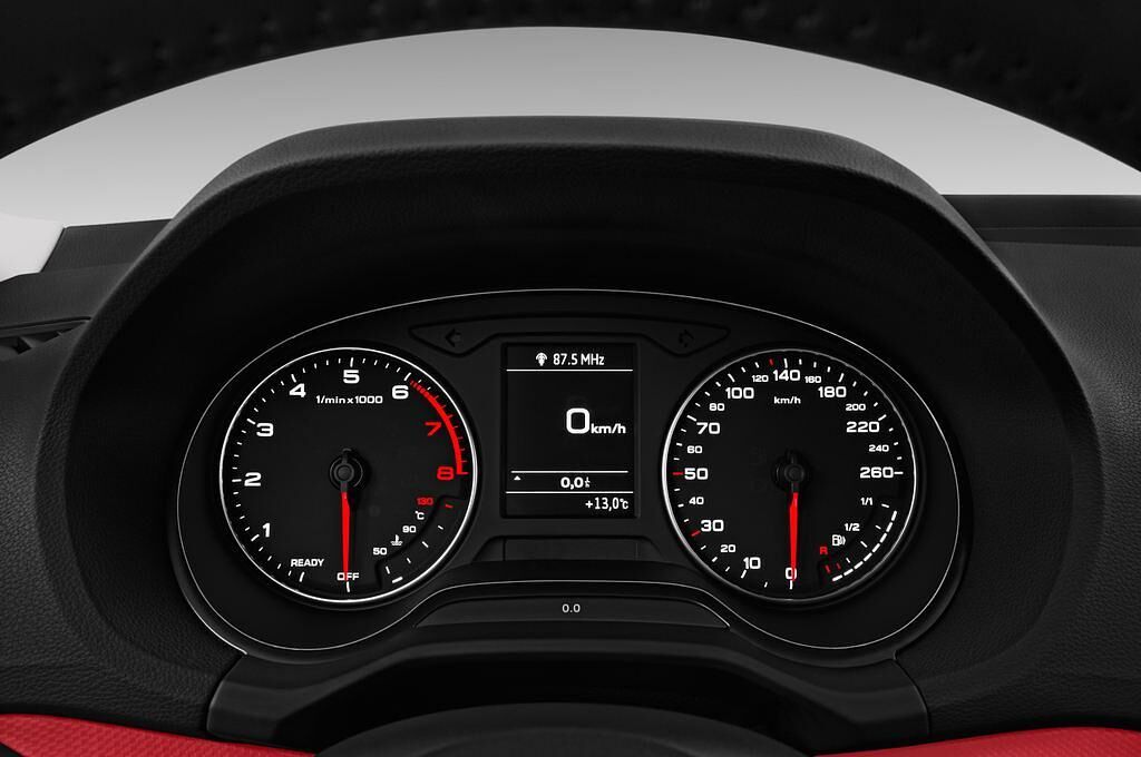 Audi Q2 (Baujahr 2017) Sport 5 Türen Tacho und Fahrerinstrumente