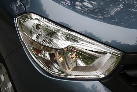 Die weit in die Fahrzeugflanken gezogene Klarglasscheinwerfer.