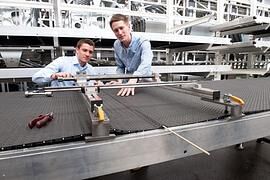 Duale Studenten bei VW optimieren Instandhaltung von Mitfahrbändern