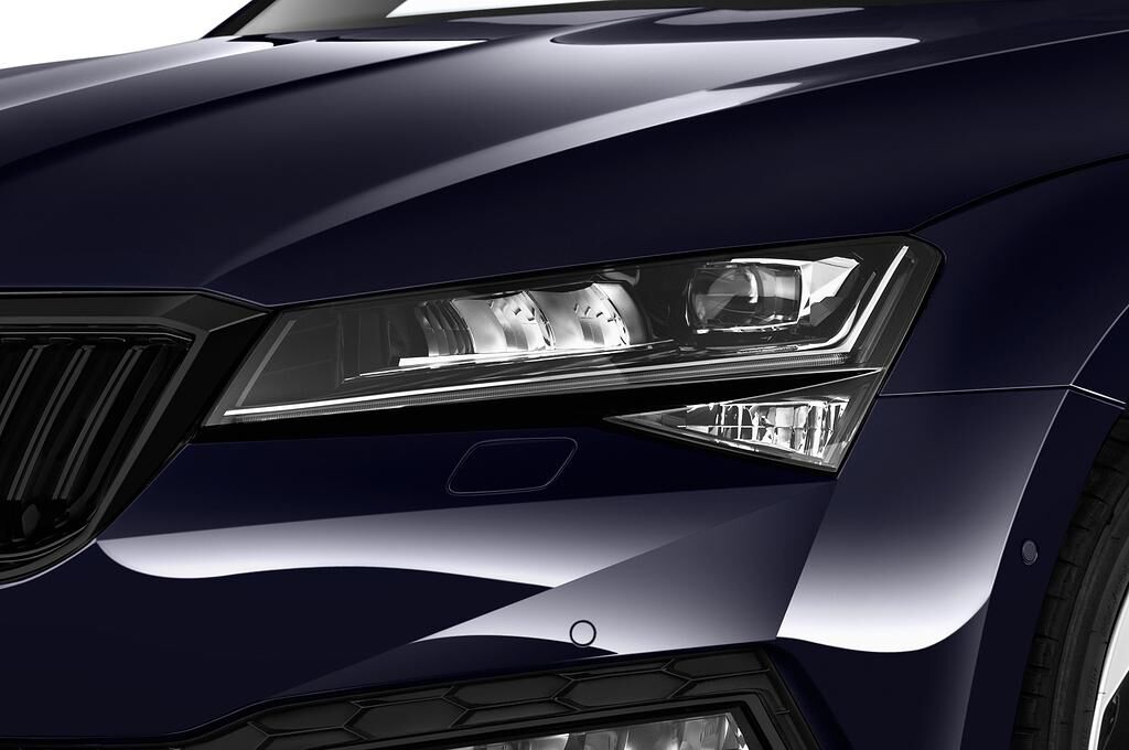 Skoda Superb Combi (Baujahr 2020) Sportline 5 Türen Scheinwerfer
