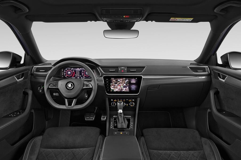 Skoda Superb Combi (Baujahr 2020) Sportline 5 Türen Cockpit und Innenraum