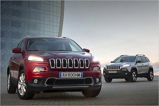 Auf die Namen Longitude und Limited hören die "normalen" Cherokee-Versionen, im Hintergrund steht der besonders geländegängige Trailhawk
