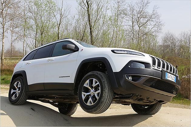 Viel Kunststoff schützt die Karosserie des Cherokee Trailhawk