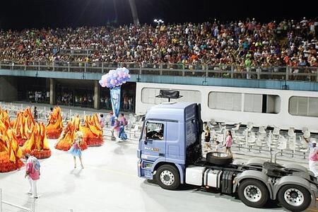 Rhythmus und Benzin im Blut: Mercedes-Benz Lkw bei Karneval in Brasilien
