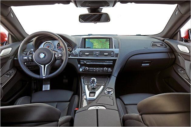 Die breite Mittelkonsole unterstützt im M6 Coupé das Gefühl von viel Freiraum vorn