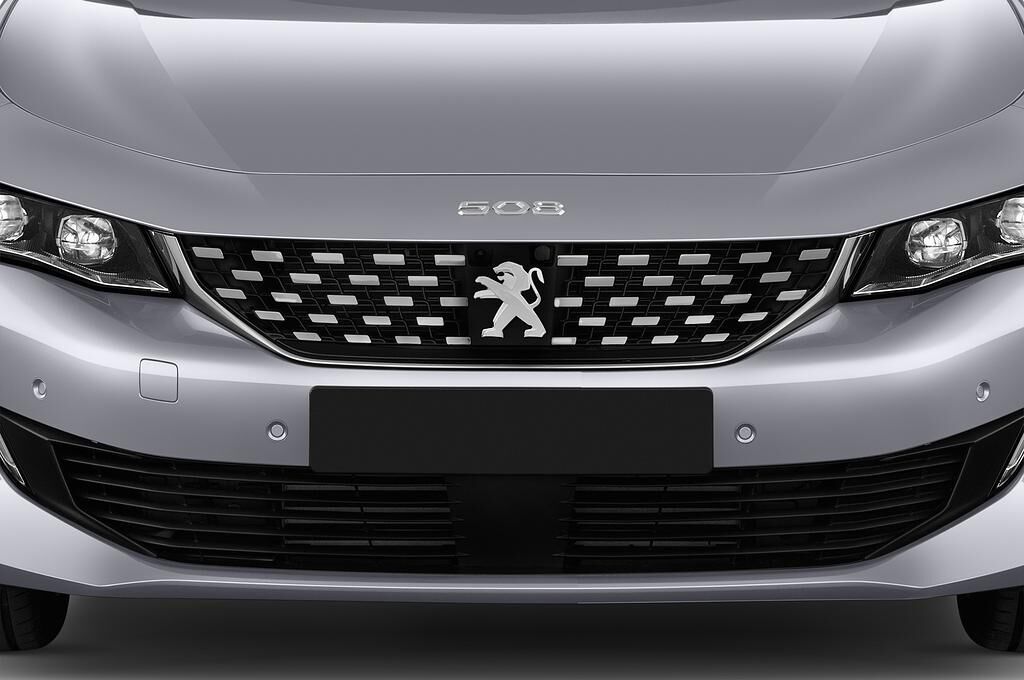Peugeot 508 (Baujahr 2019) GT 5 Türen Kühlergrill und Scheinwerfer
