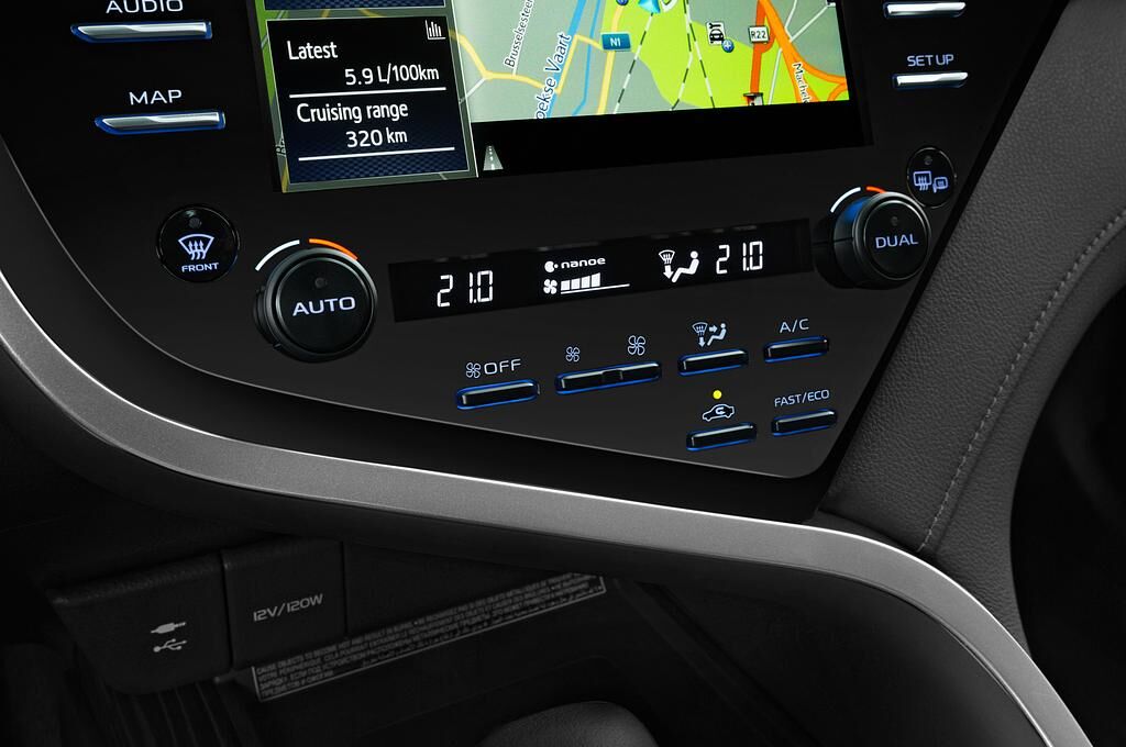 Toyota Camry (Baujahr 2019) Executive 4 Türen Temperatur und Klimaanlage